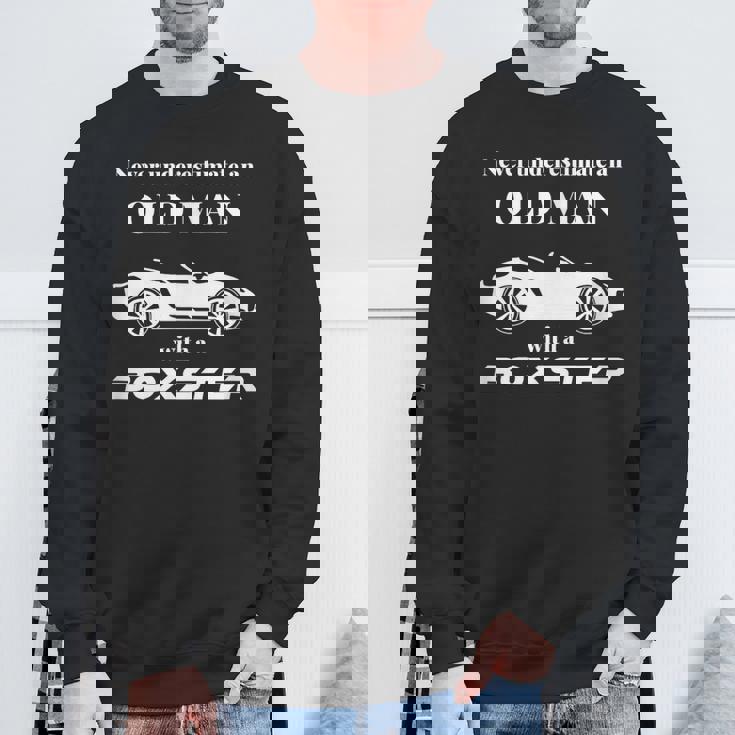 ボクスターを持った老人を決して過小評価しないでください。 スウェットシャツ 高齢者への贈り物