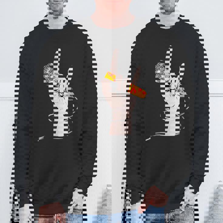 ボーカルマイクを持つロックシンガーの手 スウェットシャツ 高齢者への贈り物