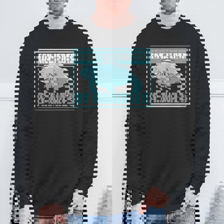 マナティーに気を取られる かわいいマナティー 面白い 海の動物 スウェットシャツ 高齢者への贈り物