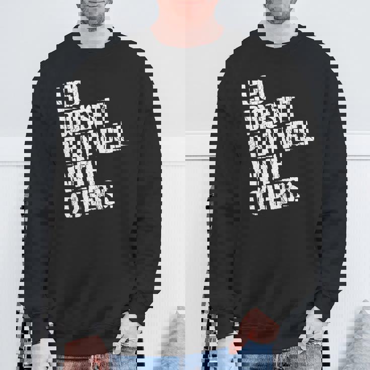 レオは他の人とうまく遊ばない 面白い皮肉 長袖tシャツ スウェットシャツ 高齢者への贈り物