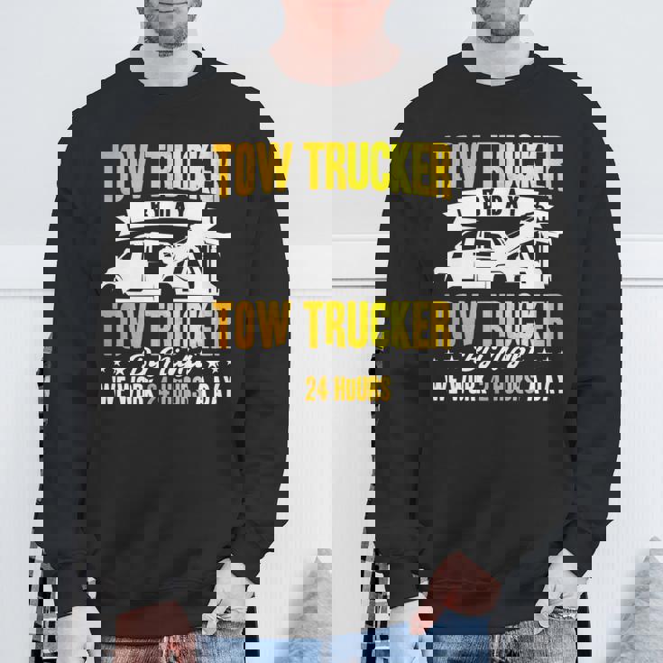 レッカートライバー レッカーは1日24時間作業します。 長袖tシャツ スウェットシャツ 高齢者への贈り物