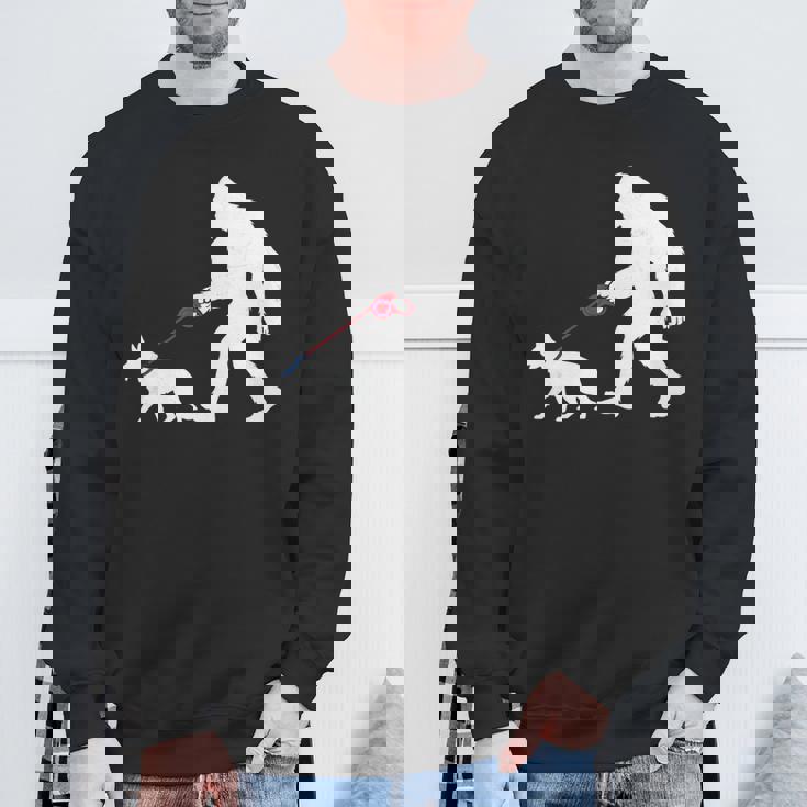 レトロ ビッグフット ウォーキング ジャーマンシェパード 犬 おもしろい サスカッチ 長袖tシャツ スウェットシャツ 高齢者への贈り物