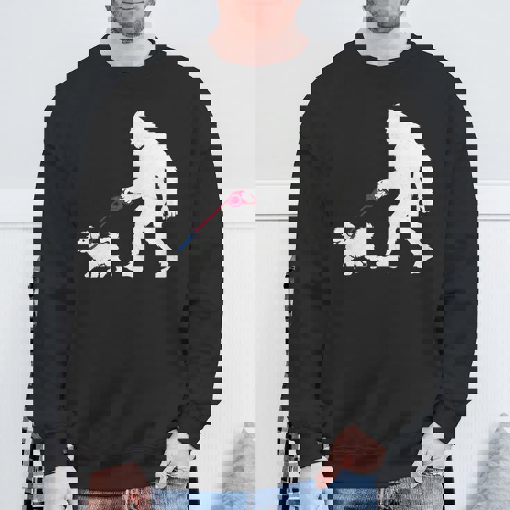 レトロ ビッグフット ウォーキング マルチーズ 犬 面白い サスカッチ 長袖tシャツ スウェットシャツ 高齢者への贈り物