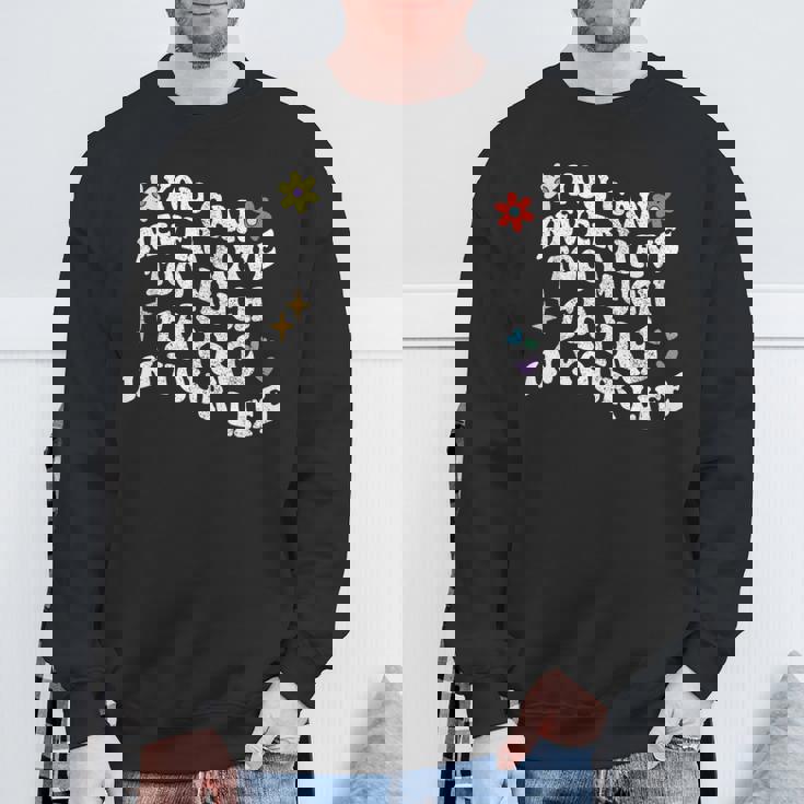 レトログルーヴィー。人生においてあまりにも多くのフェールを持つことはできません。 スウェットシャツ 高齢者への贈り物