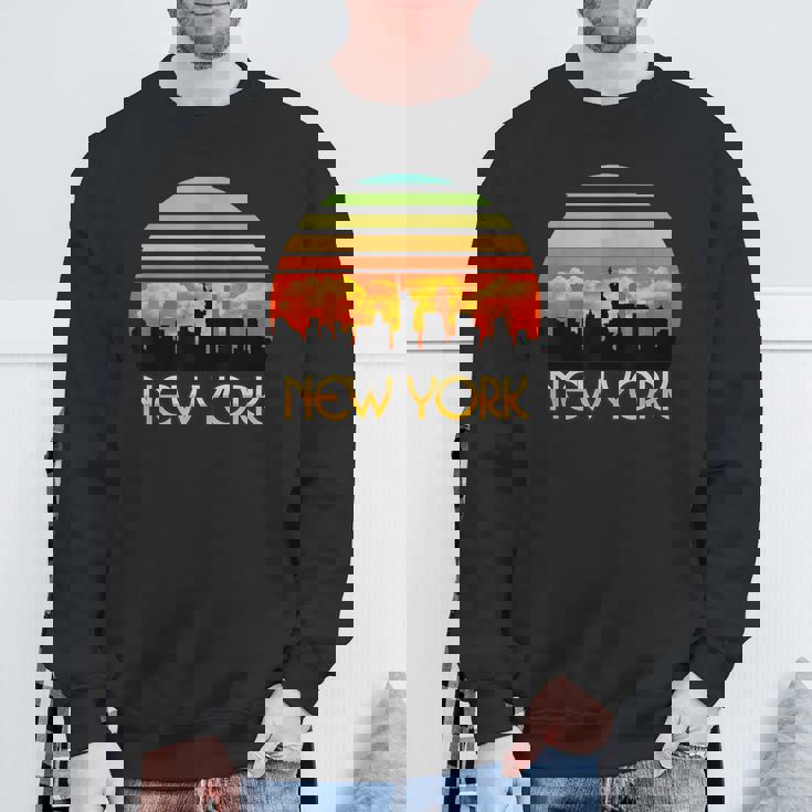 ヴィンテージ レトロ サンセット ダウンタウン ニューヨーク スカイライン スウェットシャツ 高齢者への贈り物