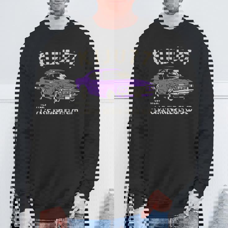 喜寿祝い 車好き お父さん 男性 クラシックカー 77歳 Classic Never Gets Old 長袖tシャツ スウェットシャツ 高齢者への贈り物