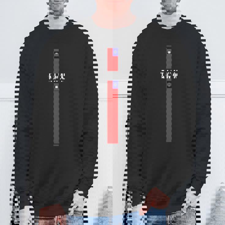 大文字で「Taiwan」の文字が入った縦型台湾国旗 スウェットシャツ 高齢者への贈り物