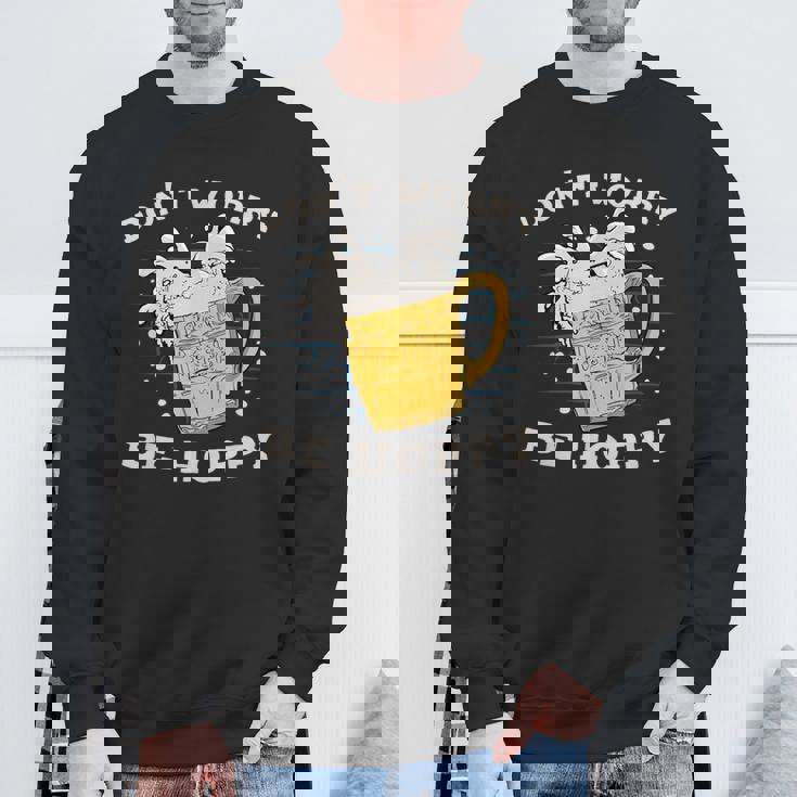 心配しないで、ホッピー・ブリューワー・ホップス・ビール スウェットシャツ 高齢者への贈り物