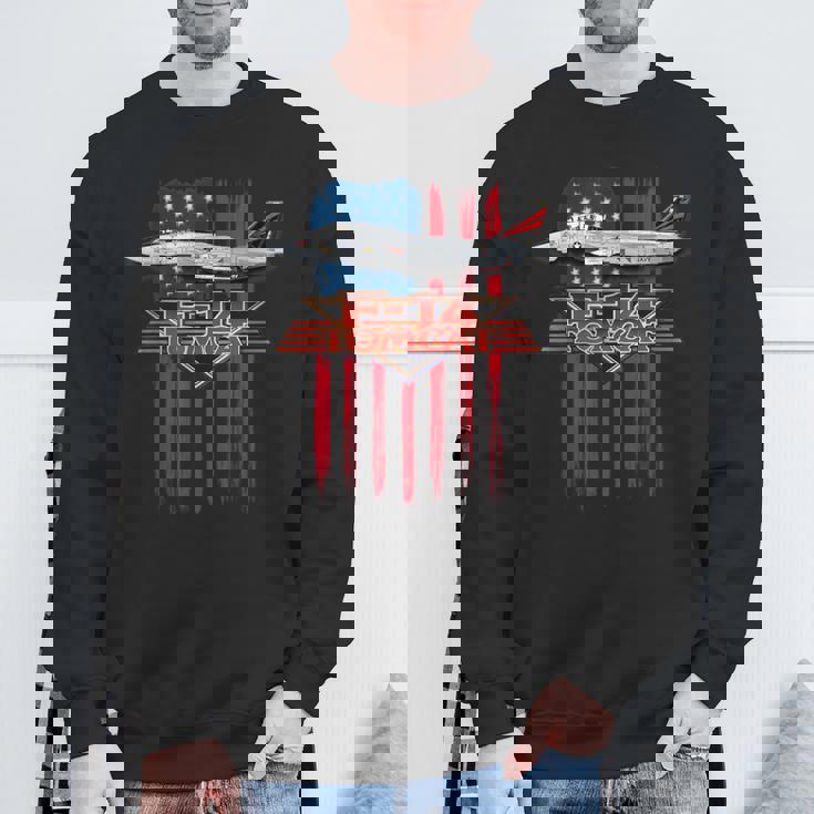 愛国的な海軍 F-14 トムキャットとアメリカ国旗 スウェットシャツ 高齢者への贈り物