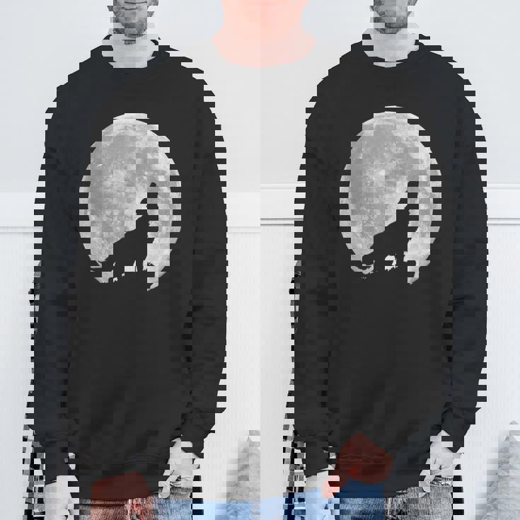 月に吠えるオオカミのシルエット。 スウェットシャツ 高齢者への贈り物