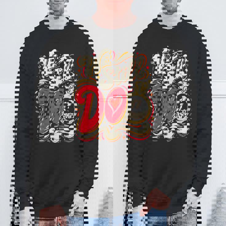 私たちはまだ17歳面白いカップル結婚17周年を迎えます スウェットシャツ 高齢者への贈り物