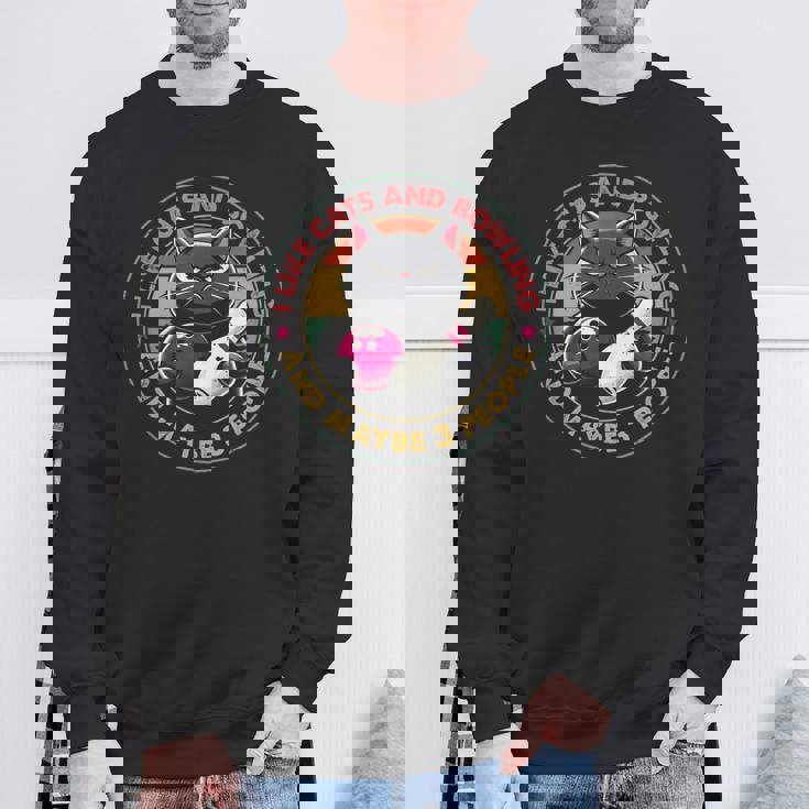 私は猫とボーリングが好きで、多分3人で面白い猫愛好家です スウェットシャツ 高齢者への贈り物