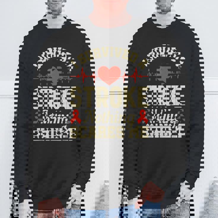 私は脳卒中を生き延びました何も私を怖がらせません-脳卒中の認識 スウェットシャツ 高齢者への贈り物