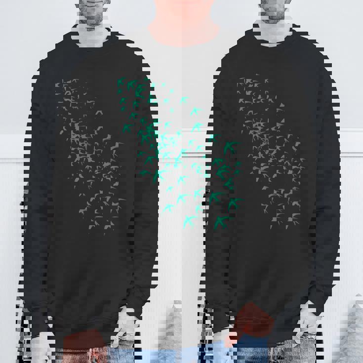 空と自然の鳥の群れ ツバメの空飛ぶ群れ スウェットシャツ 高齢者への贈り物