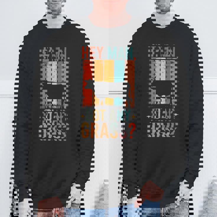 草を求めるレトロの面白い牛 農場のユーモアスタイル スウェットシャツ 高齢者への贈り物