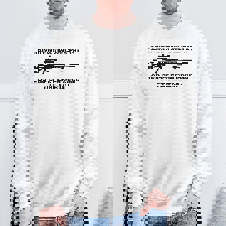 Bad News スナイパーライフル アーミー ジョーク ミリタリー ユーモア スウェットシャツ 高齢者への贈り物