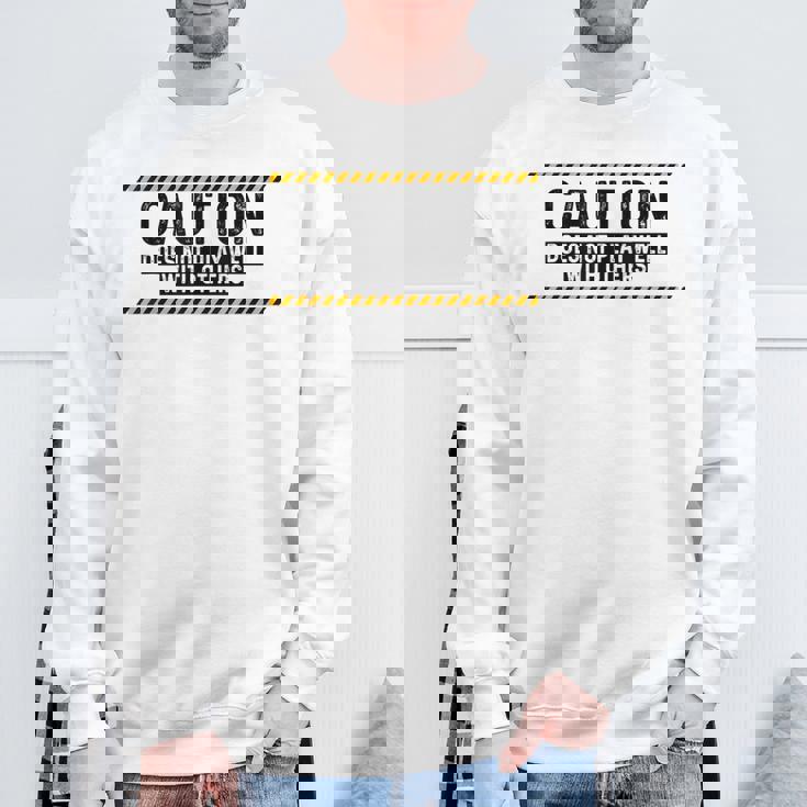 Caution Does Not Play Well With Others スウェットシャツ 高齢者への贈り物