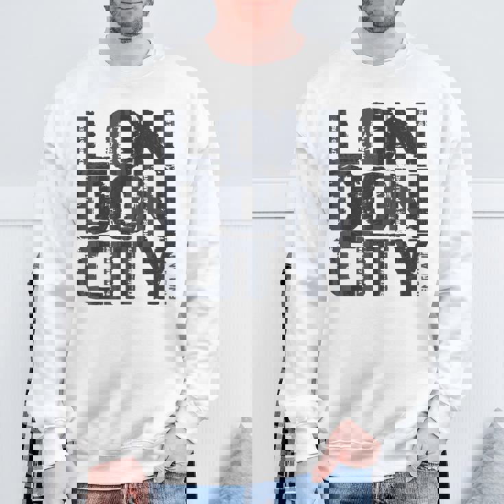 I Love London、クールでレトロなロンドンのファッショングラフィックデザイン。 スウェットシャツ 高齢者への贈り物