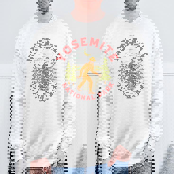 Yosemite National Park Ranger Bigfoot 80Sasquatch スウェットシャツ 高齢者への贈り物