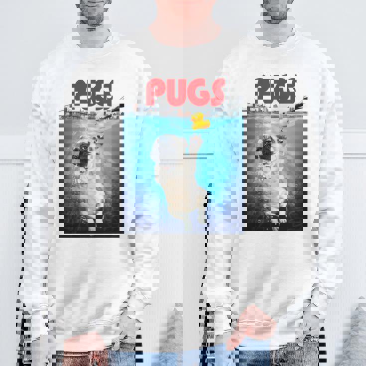 ニューヨーク港でゴム製のアヒルのおもちゃで遊ぶかわいいパグ犬 長袖tシャツ スウェットシャツ 高齢者への贈り物