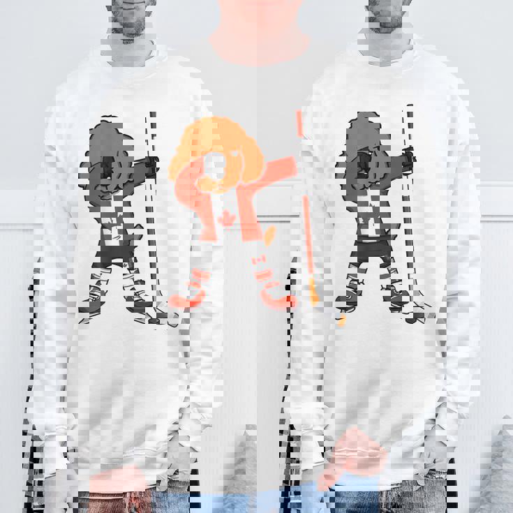 愉快なダビングプードル カナダ アイスホッケーファン ウィンタースポーツ スウェットシャツ 高齢者への贈り物