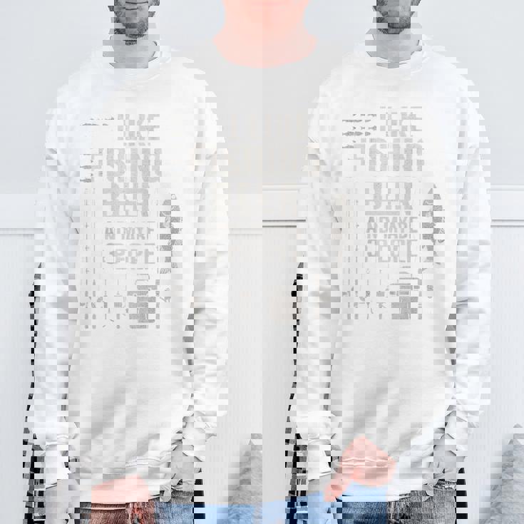 私はビール釣りが好きで、背中には3人で面白い釣りが好きです。 スウェットシャツ 高齢者への贈り物