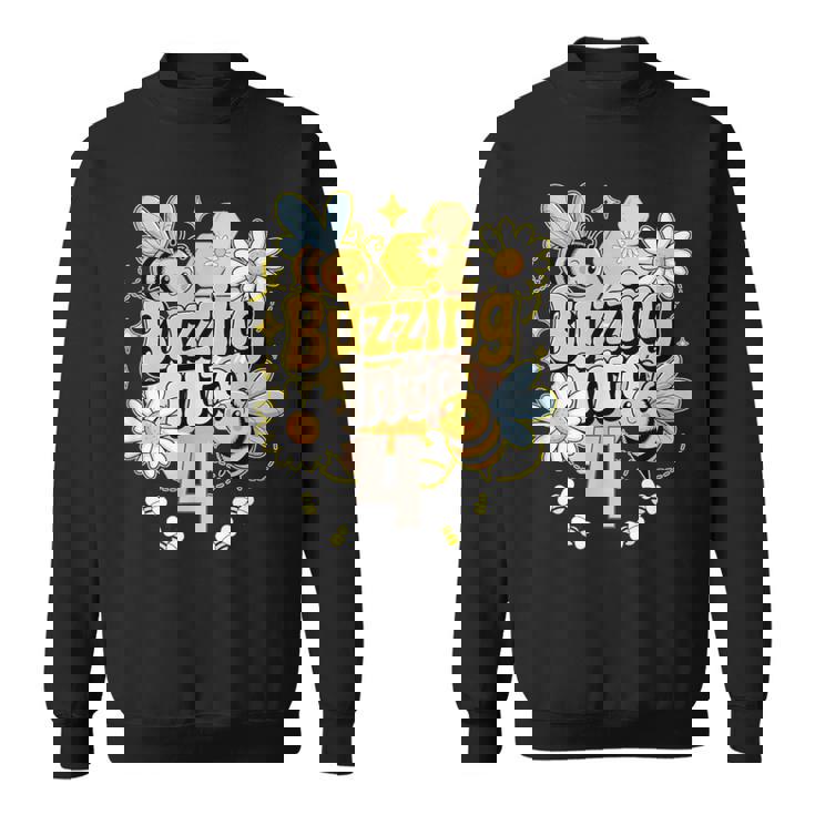 Buzzing Into 4 かわいい蜂 4歳の誕生日パーティーデザイン スウェットシャツ