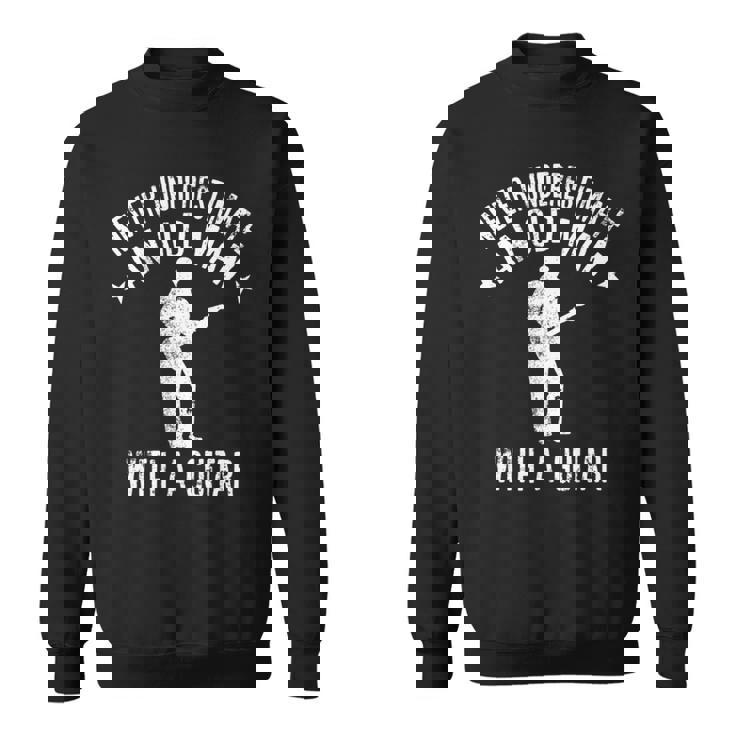 ギターで老人を過小評価しないでください面白い引用 長袖tシャツ スウェットシャツ