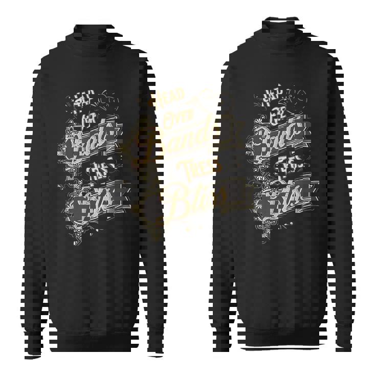 バンドと髪のユーモアで魅せるスタイル表現 スウェットシャツ