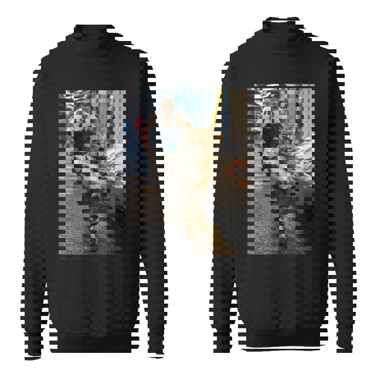 猫が魚市場を盗む冒険ファニーアートミーム スウェットシャツ