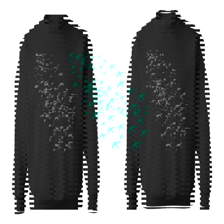 空と自然の鳥の群れ ツバメの空飛ぶ群れ スウェットシャツ