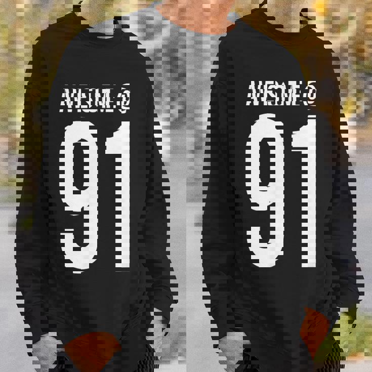 91歳で素晴らしい 面白い91歳の誕生日のお祝い。 スウェットシャツ 彼への贈り物