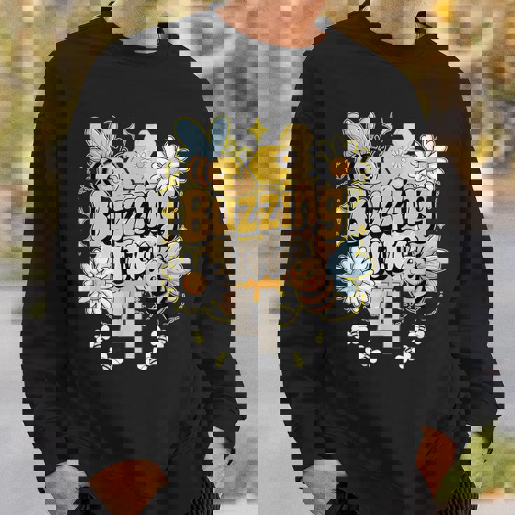 Buzzing Into 4 かわいい蜂 4歳の誕生日パーティーデザイン スウェットシャツ 彼への贈り物