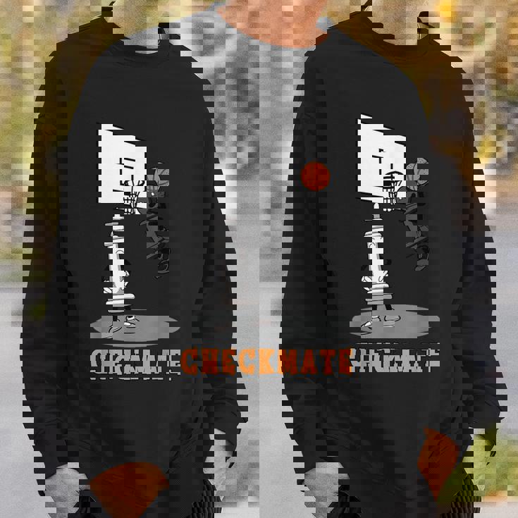 Checkmate Pawn Defeat King In Basketball チェスtシャツ スウェットシャツ 彼への贈り物