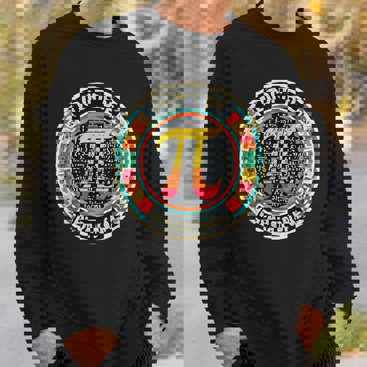 Don't Be Irrational レトロ ヴィンテージ シンボル Pi Day 算数教師 スウェットシャツ 彼への贈り物