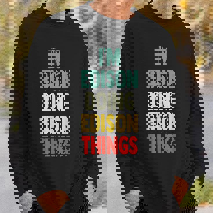 I'm Edison Doing Edison Things 楽しい 名前入り エジソン スウェットシャツ 彼への贈り物