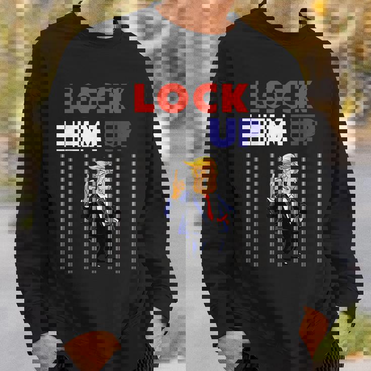 Lock Him Up Anti Trump Political スウェットシャツ 彼への贈り物
