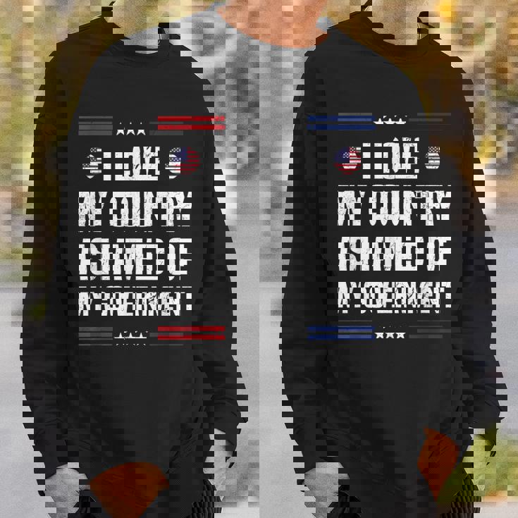 I Love My Country Ashamed Of My Government Usa 愛国的 スウェットシャツ 彼への贈り物