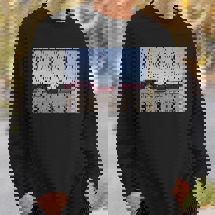 Magritteによるゴルコンダの有名な絵画。 長袖tシャツ スウェットシャツ 彼への贈り物