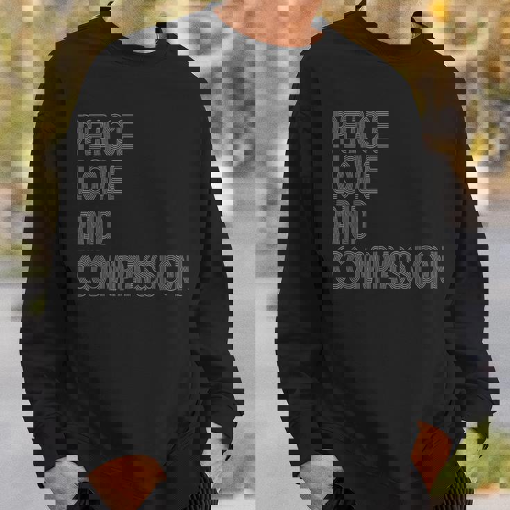 Peace Love And Compassion シャツ インスピレーションを与える引用 レトロ スウェットシャツ 彼への贈り物