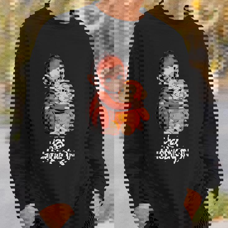 Punch Keep Holding On Cute Baby Monkey グラフィック スウェットシャツ 彼への贈り物