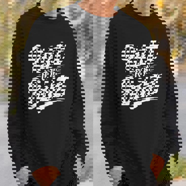 Risk It For The Brisket Bbqジョーク スウェットシャツ 彼への贈り物