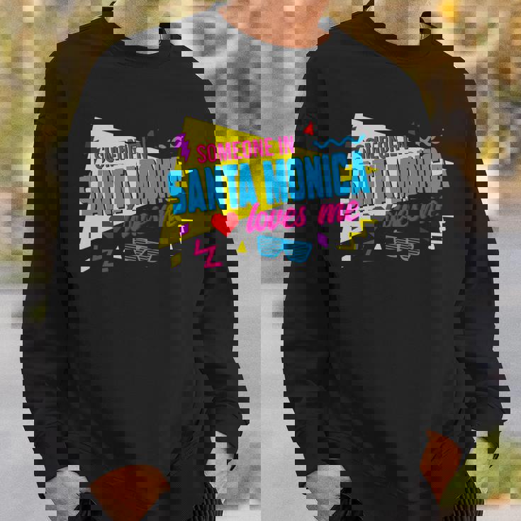 Someone Inanta Monica Loves Me 80S サンタモニカの誰かが私に80年代を愛しています 長袖tシャツ スウェットシャツ 彼への贈り物