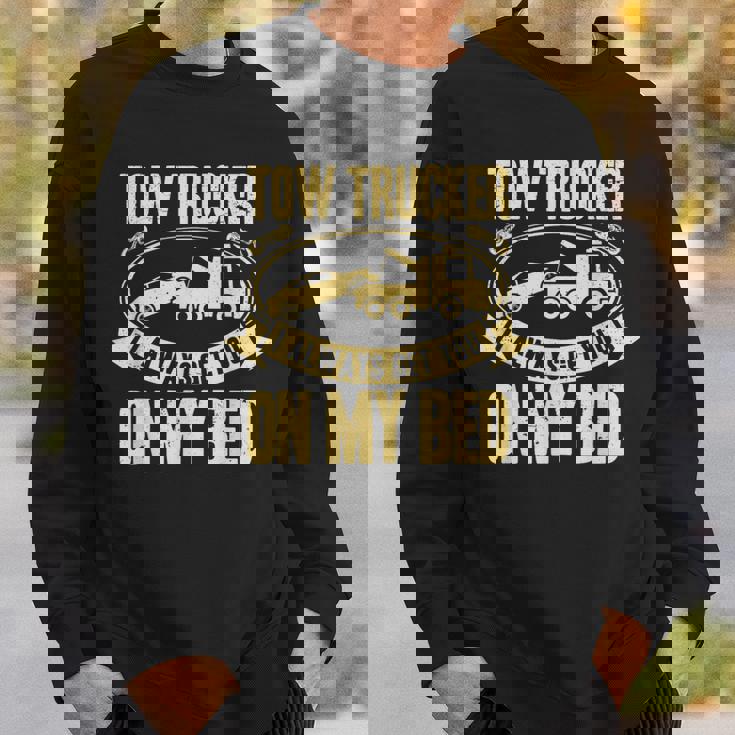 Tow Truck Driver Wrecker I Always Get You On My Bed スウェットシャツ 彼への贈り物