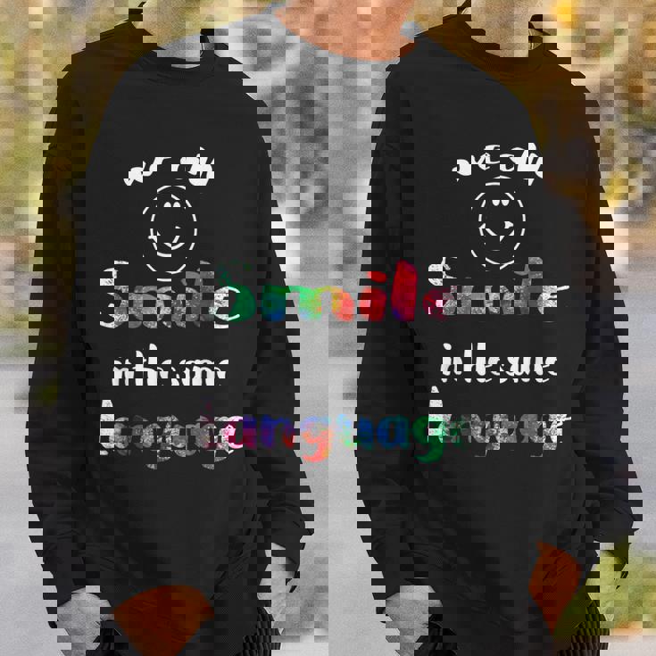 We Allmile In Theame Language かわいい 平等 スマイル スウェットシャツ 彼への贈り物