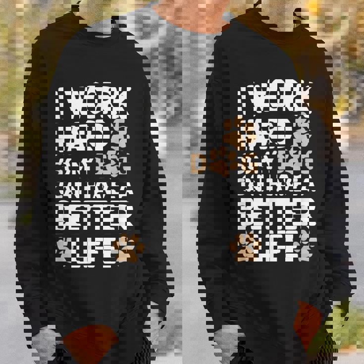 I Work Hardo My Dog Can Have A Better Life おかしな犬の飼い主 スウェットシャツ 彼への贈り物