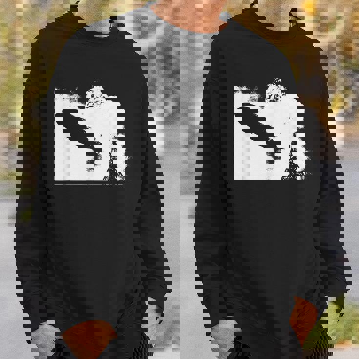 Zeppelin Explosion グラフィックtシャツ スウェットシャツ 彼への贈り物