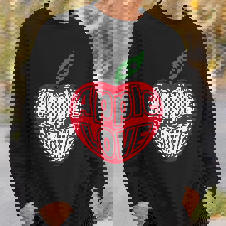 「Red Apple Fresh Fruit 」 ハート型 Love りんご フルーツ ユニークデザイン 長袖tシャツ スウェットシャツ 彼への贈り物