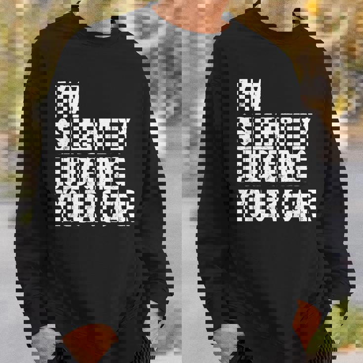 あなたの車を黙って判断してる面白いドライバーの名言 スウェットシャツ 彼への贈り物