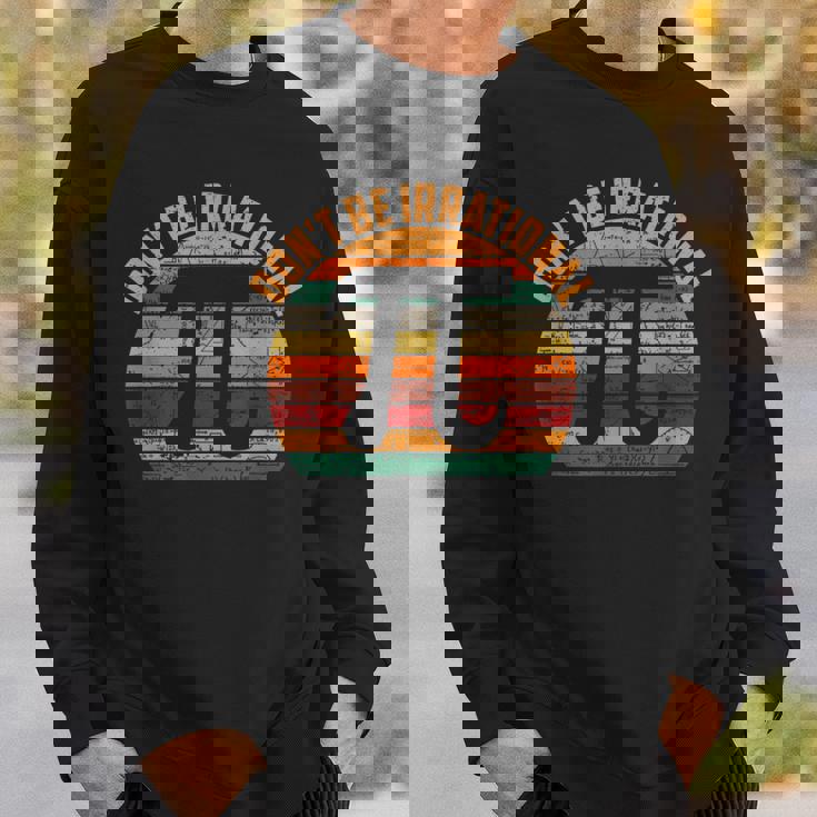 おかしな円周率デー 不合理になるな 円周率デーを祝おう 3月14日 スウェットシャツ 彼への贈り物